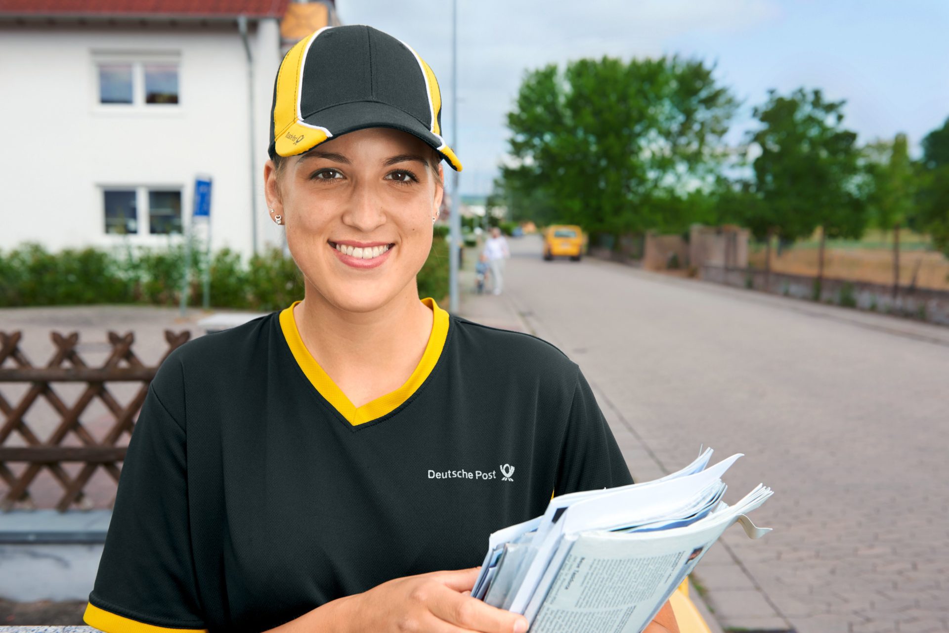 dhl_group_4092441264294210_contentdamdpdhl-corporatedpdhlmedia-libraryhr-marketingDPDHL_HandsOn_03_102b_large